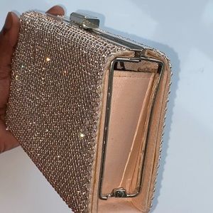 - cute carry purse. 🧚🏽‍♂️